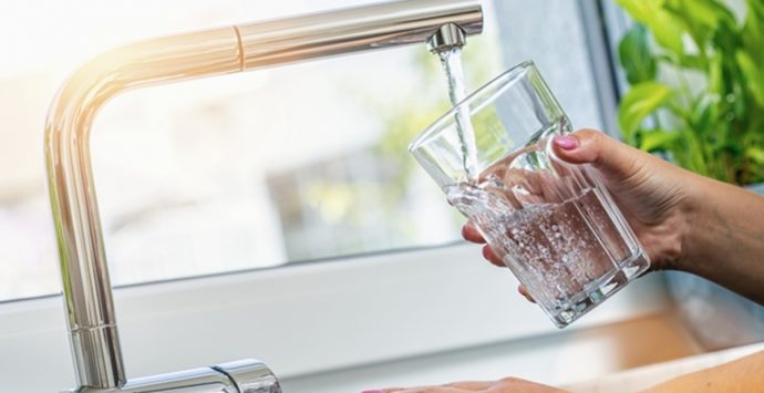 Non vedente senz’acqua in casa: istituzioni e gente comune hanno risposto all’appello