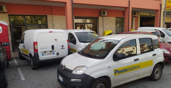 Vibo, crolla pezzo di intonaco dal soffitto del centro di smistamento di Poste Italiane