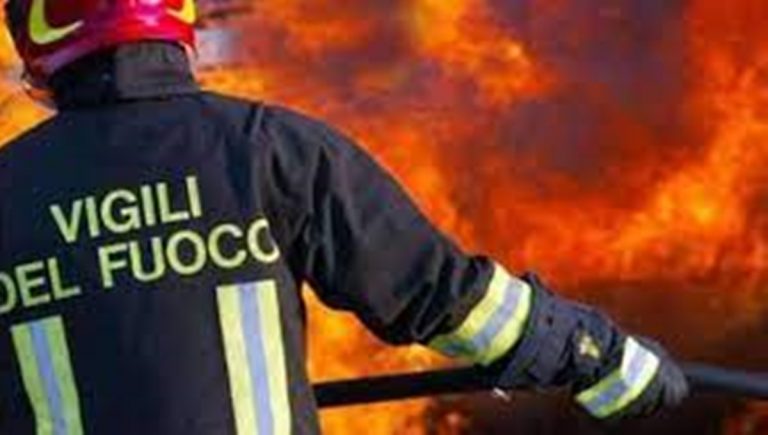 Incendio a Pizzo, le fiamme minacciano un supermercato: intervenuto mezzo aereo