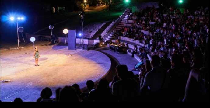 Ricadi, numeri da record per la V edizione di “Avvistamenti teatrali”: 1500 ospiti in 7 eventi -VIDEO