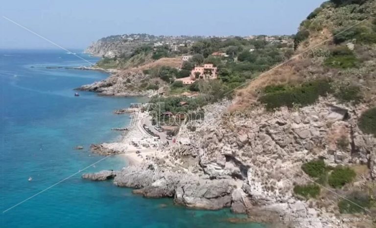 Alla scoperta della Costa degli dei, Coccorino tra la “spiaggia dell’ippopotamo” e vecchie cave di sale – Video