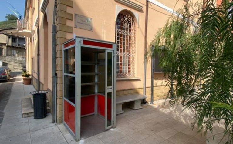A Gerocarne arriva “Leggicom”, la cabina telefonica che fa da biblioteca