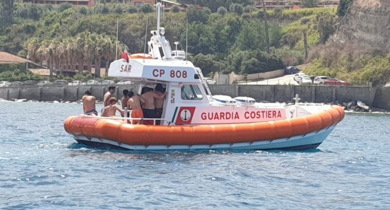 Barca affonda a Briatico, la Guardia costiera salva sette ragazzi
