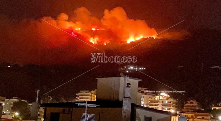 Incendio sopra Vibo Marina, vigili del fuoco impegnati a spegnere le fiamme