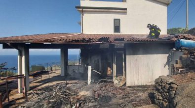 Vasto incendio a Zambrone, il fuoco raggiunge due villette – Foto