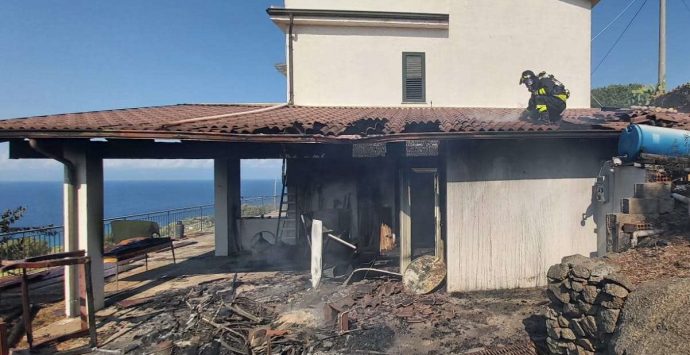 Vasto incendio a Zambrone, il fuoco raggiunge due villette – Foto