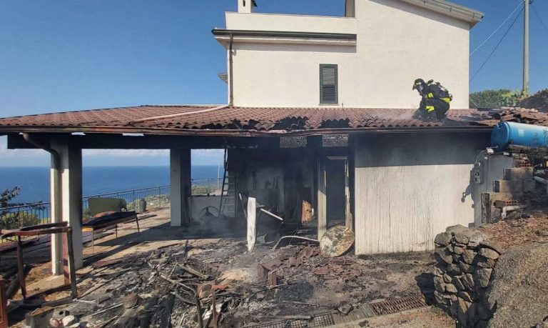 Vasto incendio a Zambrone, il fuoco raggiunge due villette – Foto