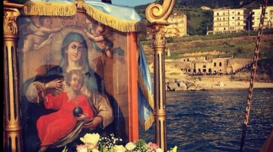 Pizzo, il quadro della Madonna di Piedigrotta esposto a San Francesco. Il Comune: «Soluzione provvisoria»