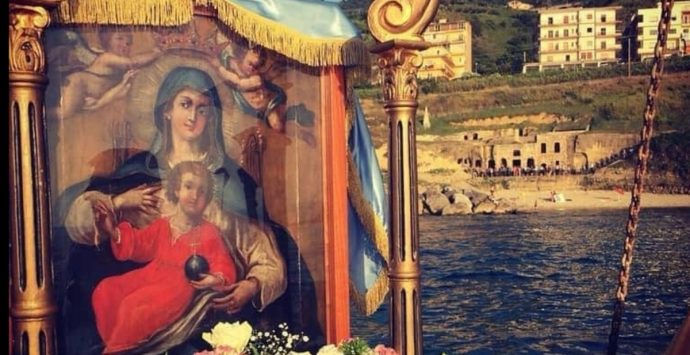 Pizzo, il quadro della Madonna di Piedigrotta esposto a San Francesco. Il Comune: «Soluzione provvisoria»