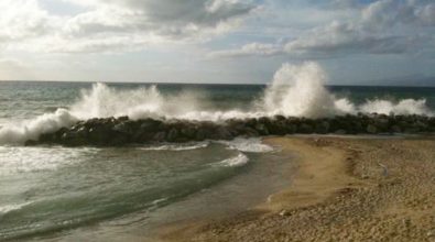 Pizzo: turisti in balia delle onde, salvati da un  dipendente della cooperativa Kairos -Video