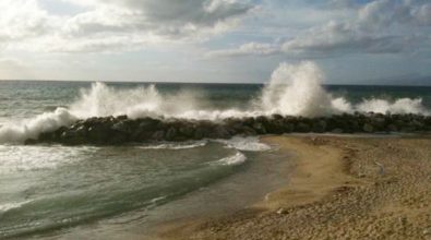 Pizzo: turisti in balia delle onde, salvati da un dipendente della cooperativa Kairos -Video