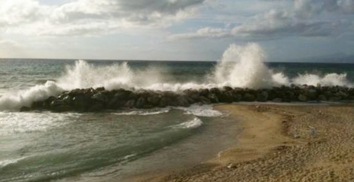 Pizzo: turisti in balia delle onde, salvati da un dipendente della cooperativa Kairos -Video