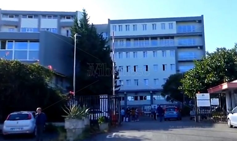 Ospedale Tropea, prenota una visita ma non trova nessuno: «Torni la prossima settimana»