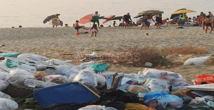 Pizzo: benvenuti al lido “monnezza”, spiaggia con discarica e mare verde