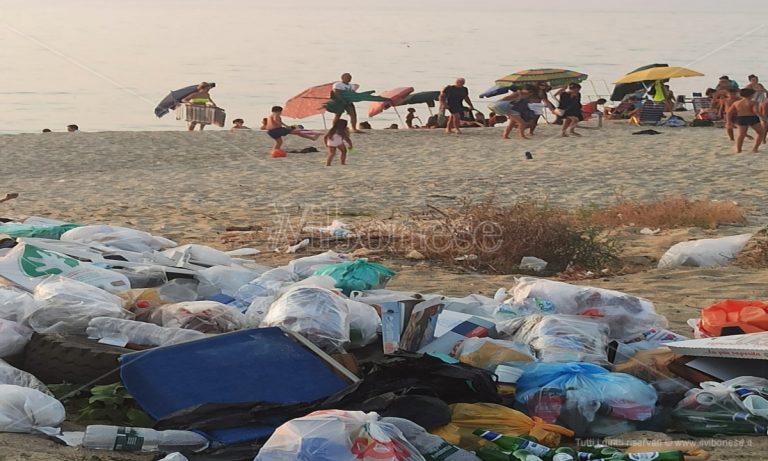 Pizzo: benvenuti al lido “monnezza”, spiaggia con discarica e mare verde