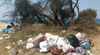 Quel che resta di Ferragosto, spazzatura e inciviltà sulla spiaggia di Nicotera