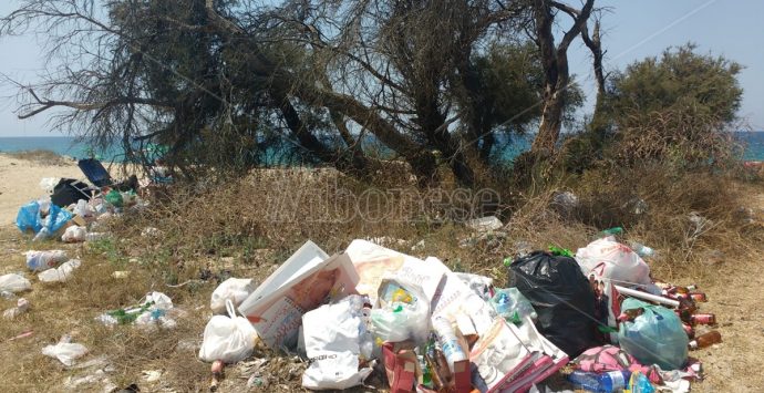 Quel che resta di Ferragosto, spazzatura e inciviltà sulla spiaggia di Nicotera