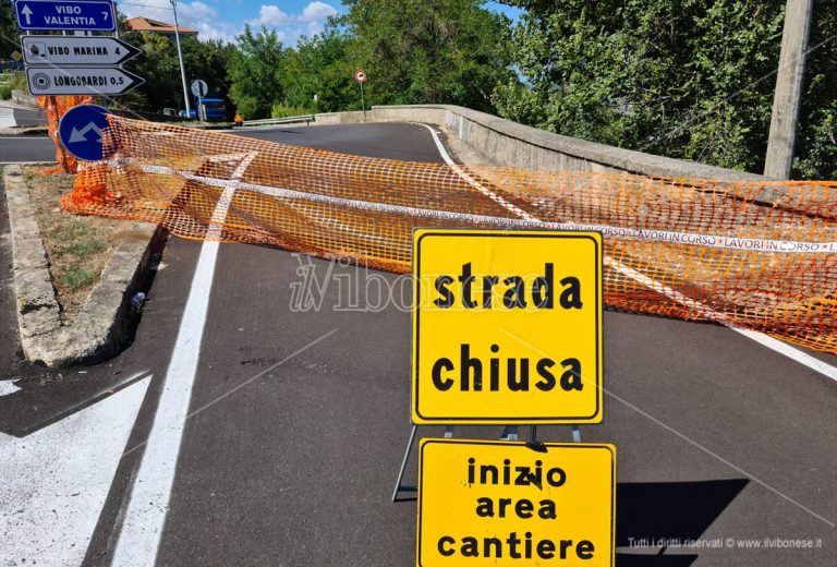 Strada crollata a Longobardi: domani sit-in silenzioso dei residenti