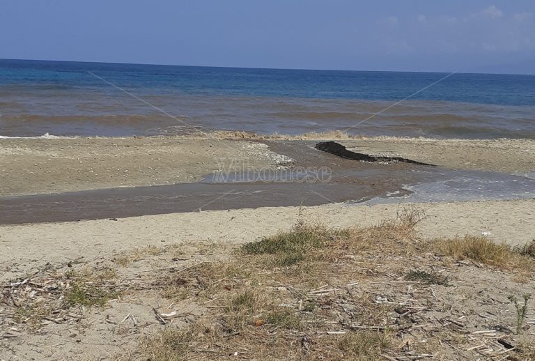 Trainiti: basta la prima pioggia per cancellare parte della spiaggia – Foto