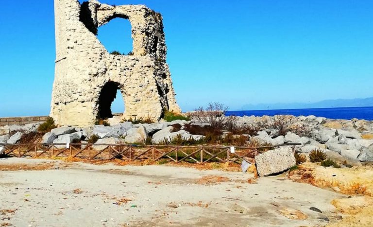 A Briatico il mare restituisce un’antica vasca per la lavorazione del pesce