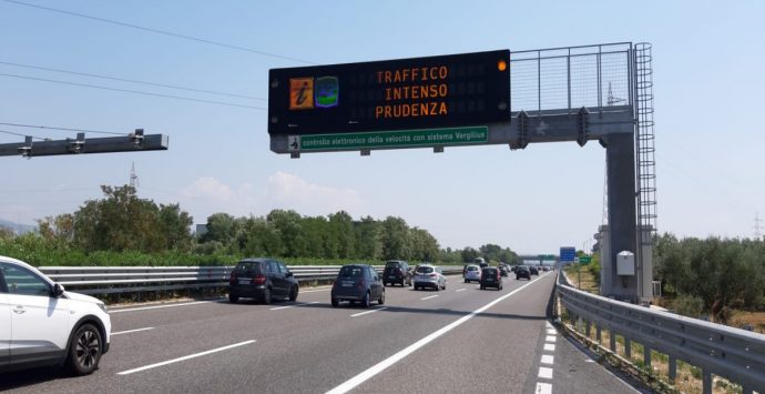 Esodo estivo: weekend da bollino rosso sull’A2, al via i primi rientri