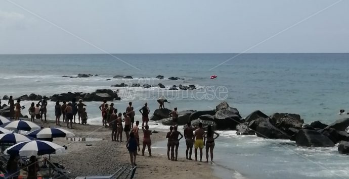 Capo Vaticano, si tuffa tra le onde e rischia di annegare: salvato dai bagnini