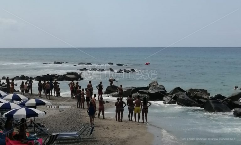 Capo Vaticano, si tuffa tra le onde e rischia di annegare: salvato dai bagnini