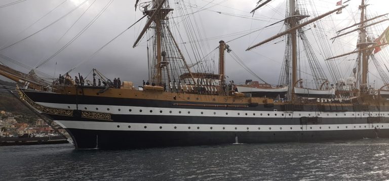 La nave scuola “Amerigo Vespucci” è entrata nel porto di Vibo Marina