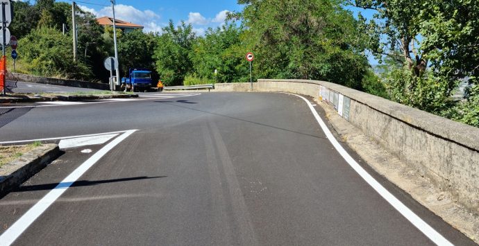 Nuovo smottamento sulla strada per Longobardi, il Pd: «Dal sindaco solo slogan»