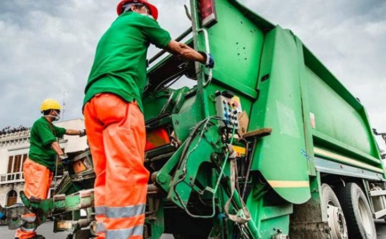 Rifiuti, il sindacato Slai Cobas: «Anche a Ferragosto lavoratori del Vibonese senza stipendio»