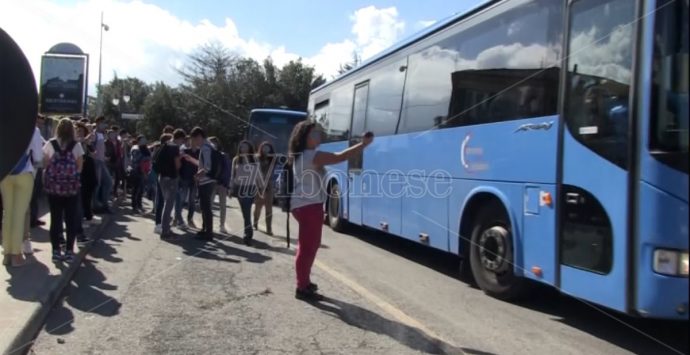 Vibo Marina, studenti lasciati a piedi: scatta la protesta delle mamme