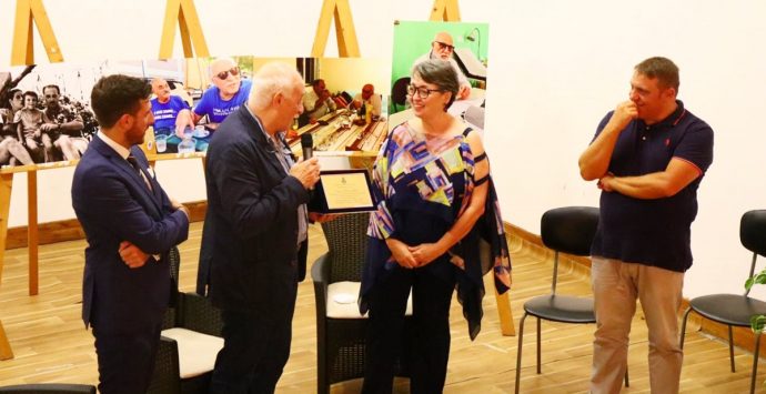 Monterosso Calabro, l’amministrazione premia il dottore Talesa