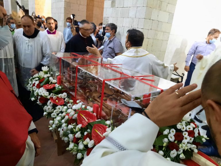 Beatificazione don Mottola, i resti traslati nel nuovo sepolcro – Video