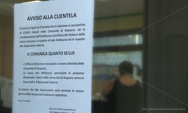 La banca vieta l’ingresso alla comunità di Acquaro, ma poi chiede scusa e fa rimuovere l’avviso -Video