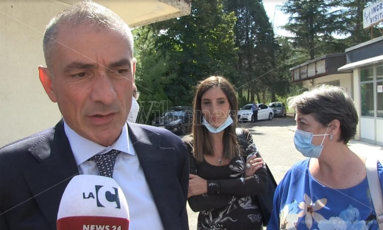 Il sottosegretario alla Salute, Andrea Costa, nell’ex ospedale di Soriano -Video