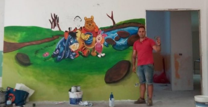 Zungri, percepisce il reddito di cittadinanza e “ricambia” dipingendo murales nell’asilo