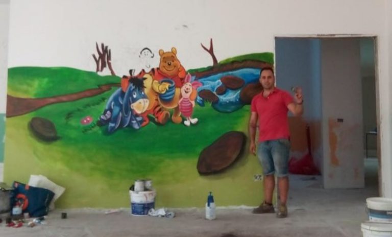 Zungri, percepisce il reddito di cittadinanza e “ricambia” dipingendo murales nell’asilo