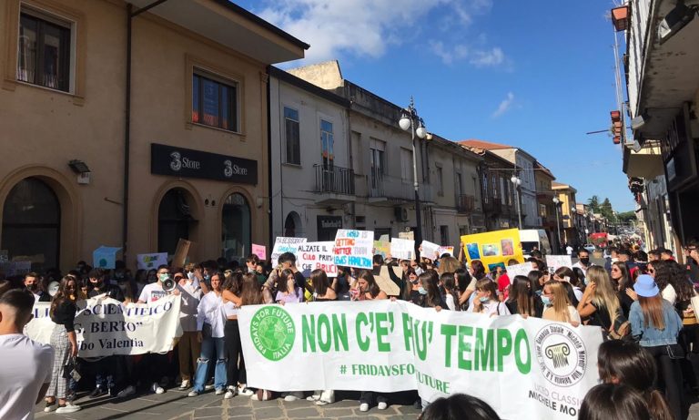 Friday for Future, gli studenti vibonesi in piazza contro il cambiamento climatico – Video