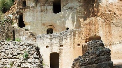 Le grotte di Zungri approdano al Senato grazie ad un volume sull’antico villaggio rupestre