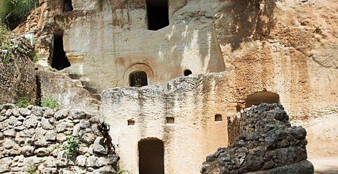 Zungri: cittadinanza onoraria alla memoria di Achille Solano, l’archeologo che fece riscoprire le grotte