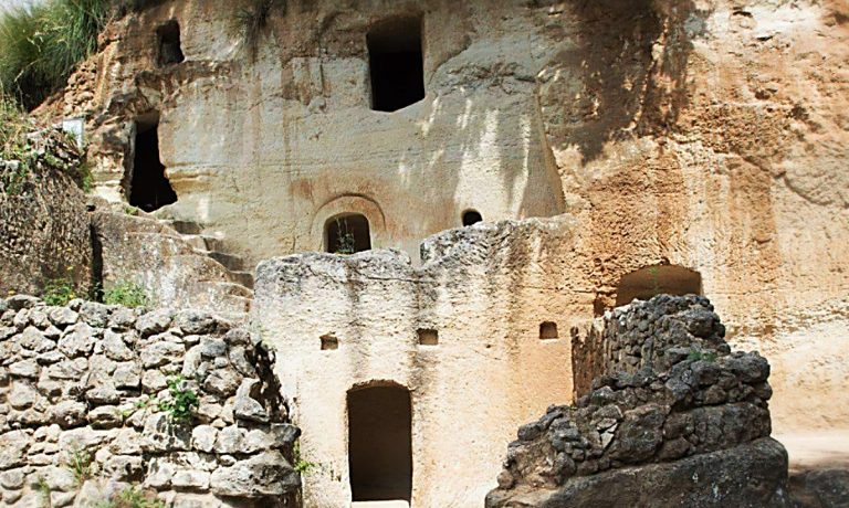 Le grotte di Zungri approdano al Senato grazie ad un volume sull’antico villaggio rupestre