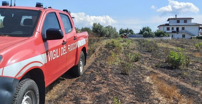Cessaniti, vigili del fuoco intervengono per un incendio e salvano 93enne