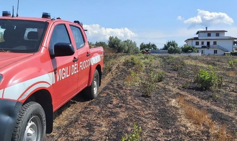 Cessaniti, vigili del fuoco intervengono per un incendio e salvano 93enne