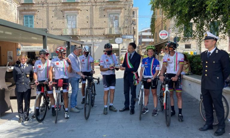 La carovana in bici “Mattone del mondo” saluta Tropea per raggiungere la Sicilia