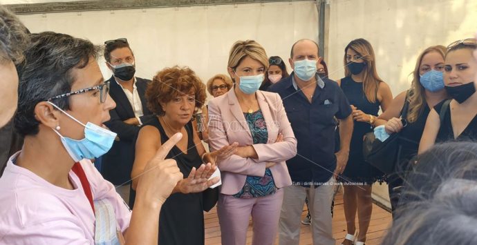 Scuola nelle tende nella frazione Portosalvo di Vibo, la protesta dei genitori – Video