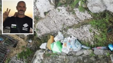 Briatico, emigrato ripulisce l’area della Grotta della Madonna del mare invasa da rifiuti