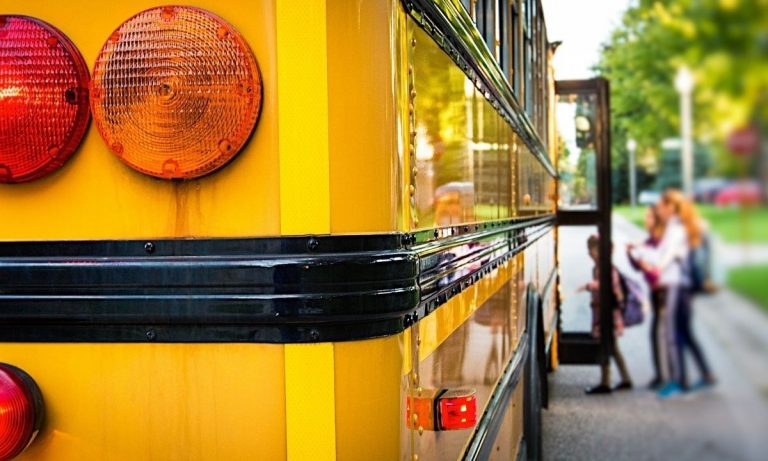 Bimba rischia di soffocare sullo scuolabus, salvata da un carabiniere