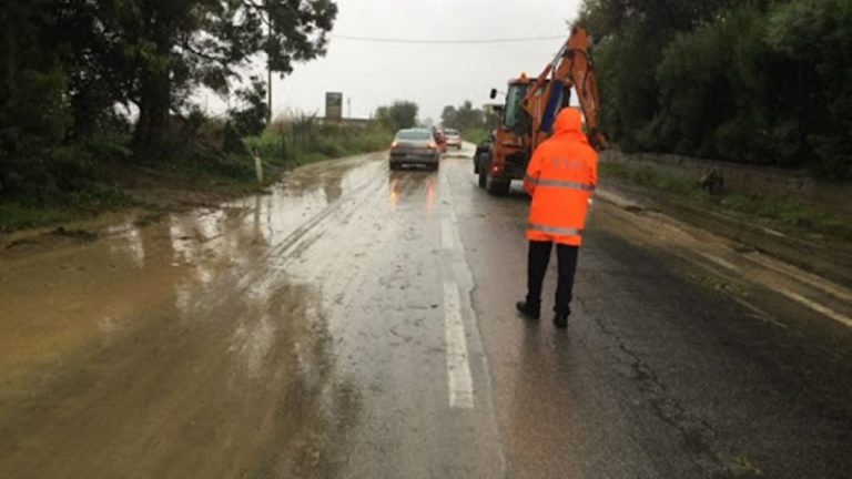 Allagamenti sulla strada per Spadola, traffico deviato