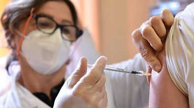 Vaccino anti-Covid, l’Ema frena sulla quarta dose: «Non ci sono prove della sua necessità»