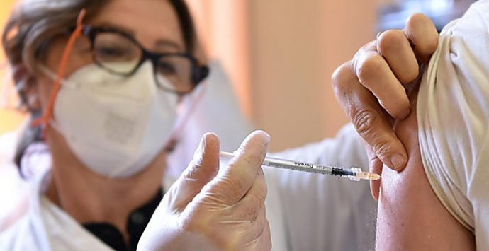 Quarta dose, la Regione Calabria: «Importante per over 80 e fragili, il virus continua a circolare»